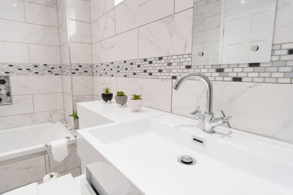 Prenton House, 3Br Close To Liverpool Birkenhead Buitenkant foto