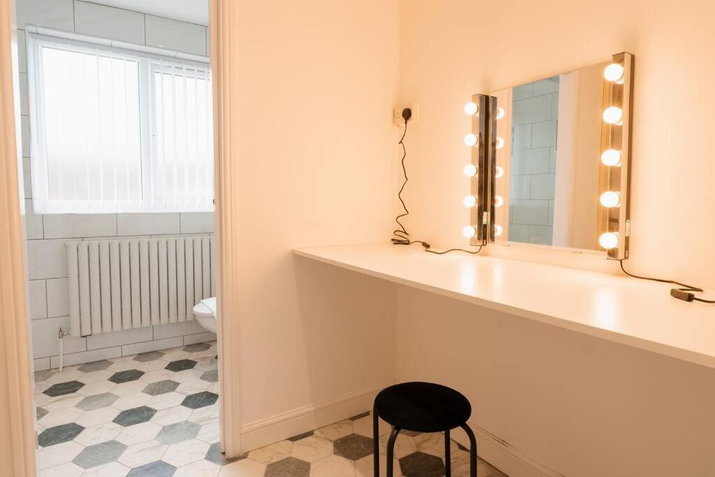 Prenton House, 3Br Close To Liverpool Birkenhead Buitenkant foto